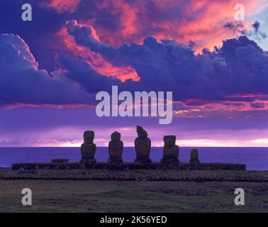 STONE MOAI statue di testa AHU TAHAI KOTE RIKU isola di pasqua RAPA NUI CILE Foto Stock