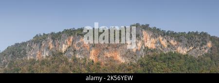 Panorama autunnale panorama di pietra calcarea o cresta di montagna carsica e scogliera con foresta tropicale nella campagna di Chiang Dao, Chiang mai, Thailandia Foto Stock