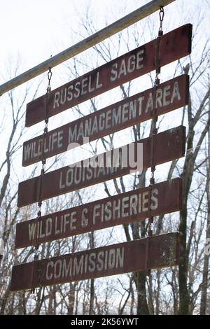 RUSSELL SAGE WILDLIFE MANAGEMENT AREA, MONROE, LOUISIANA/USA – FEBBRAIO 24 2020: Firma che indica il confine della Russell Sage Wildlife Management Area Foto Stock