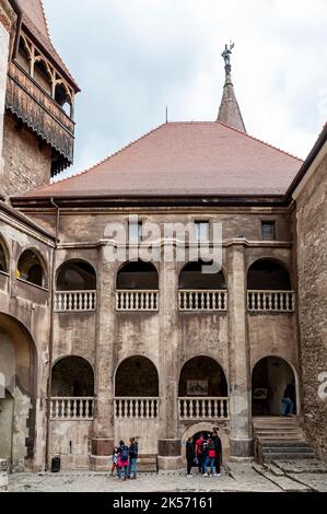 Immagini dal cortile interno del Castello di Hunedoara, conosciuto anche come Castello di Corvin o Castello di Hunyadi a Hunedoara, Romania Foto Stock
