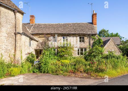 18th / 19th secolo Coln Mill e casa mulino nel villaggio Cotswold di Coln St Aldwyns, Gloucestershire, Inghilterra UK Foto Stock