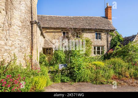 18th / 19th secolo Coln Mill e casa mulino nel villaggio Cotswold di Coln St Aldwyns, Gloucestershire, Inghilterra UK Foto Stock