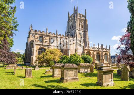 15th ° secolo la chiesa di St Mary nella città Cotswold di Fairford, Gloucestershire, Inghilterra UK - famosa per le sue vetrate. Foto Stock