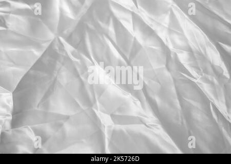 Tessuto satinato bianco stropicciato, sfondo astratto texture ravvicinata Foto Stock