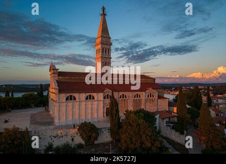 Chiesa di Sant'Eufemia campanile che domina la città di Rovigno circondato dal mare. Foto Stock