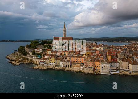 Chiesa di Sant'Eufemia campanile che domina la città di Rovigno circondato dal mare. Foto Stock