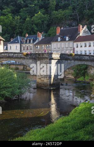 Francia, Creuse, Aubusson, 17th ° secolo Terrade ponte sul fiume Creuse Foto Stock