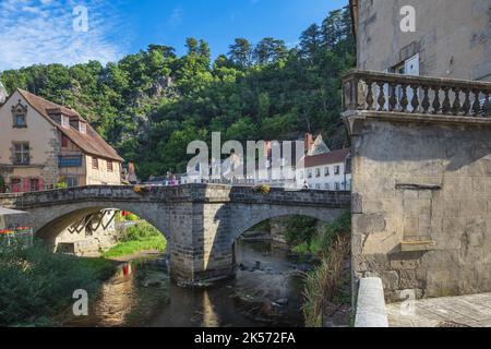 Francia, Creuse, Aubusson, 17th ° secolo Terrade ponte sul fiume Creuse Foto Stock