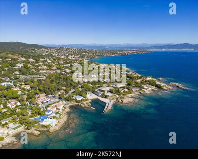 Francia, Var (83), Roquebrune sur Argens, Les Issambres, Saint Aygulf sullo sfondo (veduta aerea) Foto Stock