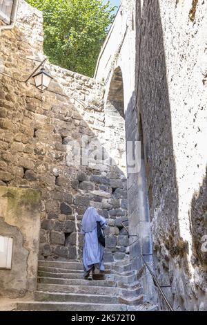 Francia, alta Loira, le Puy en Velay, una fermata su el Camino de Santiago, Nun nel quartiere della cattedrale Foto Stock