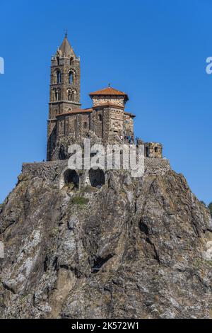 Francia, alta Loira, le Puy en Velay, itinerari di Santiago de Compostela in Francia Patrimonio Mondiale dell'UNESCO, vista della città con la cappella di Saint-Michel d'Aiguilhe Foto Stock