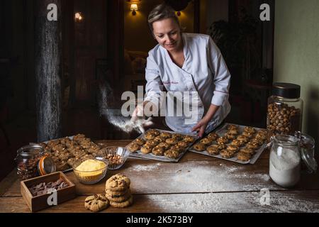 Francia, Parigi, ristorante Télumée, produzione di biscotti, Federica Massaro Foto Stock