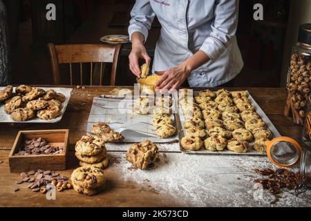 Francia, Parigi, ristorante Télumée, produzione di biscotti, Federica Massaro Foto Stock