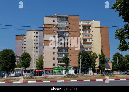 Hunedoara, Contea di Hunedoara - 22 luglio 2022: Edificio moderno nel centro di Hunedoara, Transilvania, Romania. Foto Stock