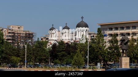 Hunedoara, Contea di Hunedoara - 22 luglio 2022: Edificio moderno nel centro di Hunedoara, Transilvania, Romania. Foto Stock