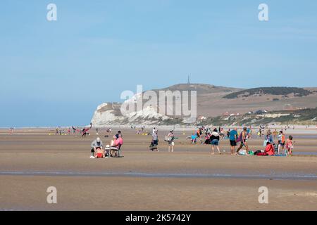 Francia, Pas de Calais, Wissant, turisti sulla spiaggia con il Cape Blanc Nez in background Foto Stock