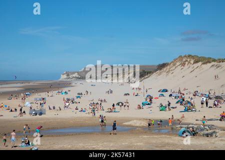 Francia, Pas de Calais, Wissant, turisti sulla spiaggia con il Cape Blanc Nez in background Foto Stock