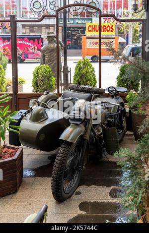 Vecchia motocicletta dell'equipaggiamento dell'esercito sovietico, esposta come decorazione al ristorante Vintage di Hunedoara, Transilvania, Romania. Foto Stock