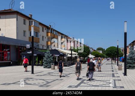 Hunedoara, Contea di Hunedoara - 22 luglio 2022: Vista sulla strada a Hunedoara, Transilvania, Romania. Foto Stock