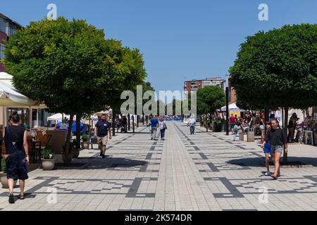 Hunedoara, Contea di Hunedoara - 22 luglio 2022: Vista sulla strada a Hunedoara, Transilvania, Romania. Foto Stock