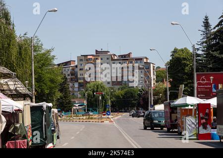 Hunedoara, Contea di Hunedoara - 22 luglio 2022: Vista sulla strada a Hunedoara, Transilvania, Romania. Foto Stock