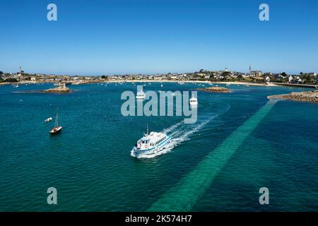 Francia, Finistere, Isole Ponant, ile de Batz (Isola di Batz), partenza del traghetto dal porto (Porz Kernok) a Roscoff (vista aerea) Foto Stock