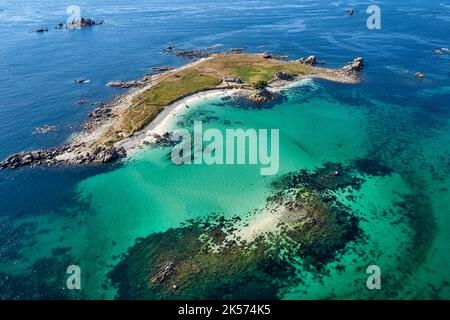 Francia, Finistere, Pays des Abers, Costa delle Legende (cote des Légendes), arcipelago di Lilia, Plouguerneau, Isola di Stagadon all'ingresso di Aber Wrac'h (vista aerea) Foto Stock