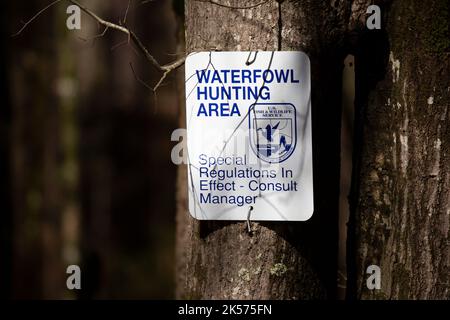 D'ARBONNE NATIONAL WILDLIFE REFUGE, WEST MONROE, LOUISIANA/USA – 04 2020 MARZO: Cartello della zona di caccia agli uccelli acquatici presso il D'arbonne National Wildlife Refuge. Foto Stock