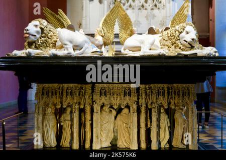 Francia, Cote d'Or, Digione, zona dichiarata Patrimonio dell'Umanità dall'UNESCO, Museo delle Belle Arti nell'ex palazzo dei Duchi di Borgogna, la sala delle tombe, la tomba di Giovanni senza orecchio e Margherita di Baviera Foto Stock