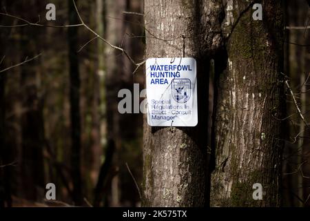 D'ARBONNE NATIONAL WILDLIFE REFUGE, WEST MONROE, LOUISIANA/USA – 04 2020 MARZO: Cartello della zona di caccia agli uccelli acquatici presso il D'arbonne National Wildlife Refuge. Foto Stock