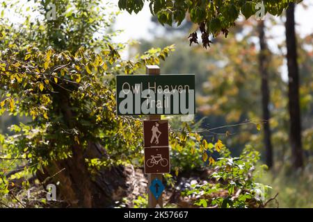 LAKE D'ARBONNE STATE PARK, FARMERVILLE, LOUISIANA/USA – 24 2021 SETTEMBRE: Cartello con la scritta Owl Heaven Walking Path presso il Lake D'arbonne state Park Foto Stock