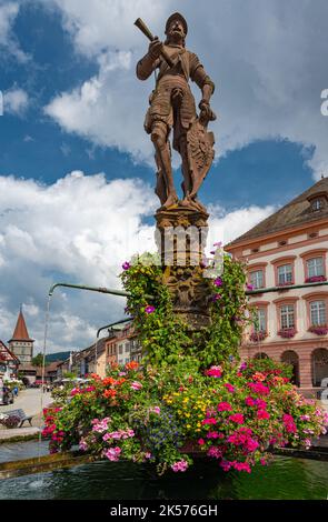 Mercato di Gengenbach con la fontana Roehrbrunnen sullo sfondo a destra il municipio. Baden Wuerttemberg, Germania, Europa Foto Stock