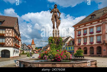 Mercato di Gengenbach con la fontana Roehrbrunnen sullo sfondo a destra il municipio. Baden Wuerttemberg, Germania, Europa Foto Stock