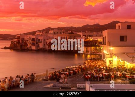 TURISTI CAFFÈ ALL'APERTO ALEFKANDRA PICCOLA VENEZIA ISOLA DI MYKONOS CICLADI MAR EGEO GRECIA Foto Stock