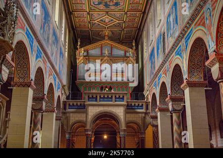 Vista interna della Chiesa di Santa Maria con organo, soffitto dal 1895-1906 nel centro storico di Gengenbach, Valle Kinzig, Ortenau. Baden Wuer Foto Stock