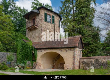 La Prälatenturm (torre prelata) faceva parte del bastione difensivo della cinta muraria che un tempo circondava la città vecchia di Gengenbach, valle di Kinzig, o. Foto Stock