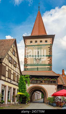 Vista della torre Obertortum o porta Haigeracher Tor , con lo stemma del 1618 nel centro storico di Gengenbach, case a graticcio sul lef Foto Stock