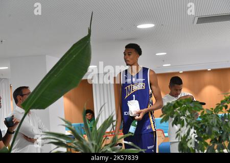 La star francese Victor Wembanyama si è imposta per il suo primo assaggio di NBA Foto Stock