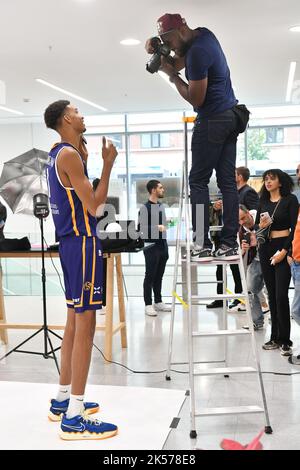 La star francese Victor Wembanyama si è imposta per il suo primo assaggio di NBA Foto Stock