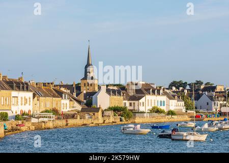 Francia, Morbihan, Locmariaquer, tappa sul sentiero costiero o GR 34 percorso a lunga distanza, il porto e la chiesa di Notre-Dame-de-Kerdro Foto Stock