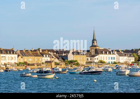 Francia, Morbihan, Locmariaquer, tappa sul sentiero costiero o GR 34 percorso a lunga distanza, il porto e la chiesa di Notre-Dame-de-Kerdro Foto Stock