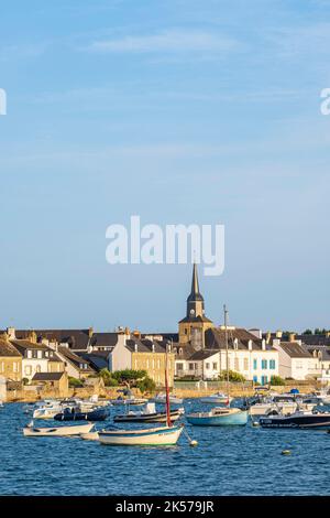 Francia, Morbihan, Locmariaquer, tappa sul sentiero costiero o GR 34 percorso a lunga distanza, il porto e la chiesa di Notre-Dame-de-Kerdro Foto Stock