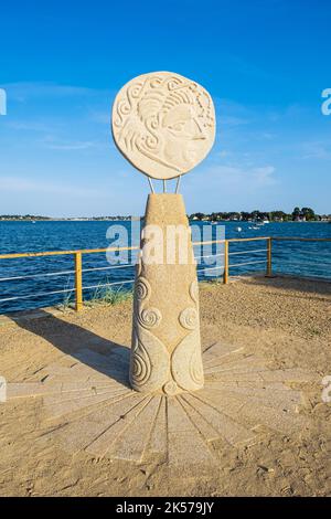 Francia, Morbihan, Locmariaquer, tappa sul sentiero costiero o GR 34 percorso a lunga distanza, stele in omaggio al veneziano, dallo scultore Patrick Gueho, popolo gallico ribellarsi all'Impero Romano Foto Stock