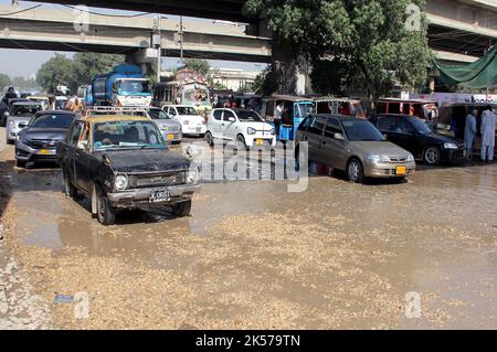 Hyderabad, Pakistan, 06/10/2022, i pendolari stanno affrontando difficoltà nel trasporto a causa della stagnazione delle acque di scarico causata da un sistema fognario povero, mostrando negligenza delle autorità interessate, situate nella zona di Nipa Chowrangi a Karachi giovedì 06 ottobre 2022. Foto Stock