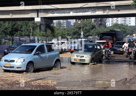 Hyderabad, Pakistan, 06/10/2022, i pendolari stanno affrontando difficoltà nel trasporto a causa della stagnazione delle acque di scarico causata da un sistema fognario povero, mostrando negligenza delle autorità interessate, situate nella zona di Nipa Chowrangi a Karachi giovedì 06 ottobre 2022. Foto Stock