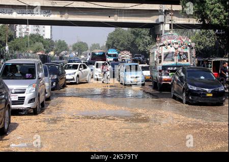 Hyderabad, Pakistan, 06/10/2022, i pendolari stanno affrontando difficoltà nel trasporto a causa della stagnazione delle acque di scarico causata da un sistema fognario povero, mostrando negligenza delle autorità interessate, situate nella zona di Nipa Chowrangi a Karachi giovedì 06 ottobre 2022. Foto Stock