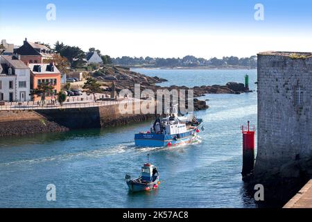 Francia, Finistère (29), bateau de pêche rentrant au port de Concarneau, cité fortifiée des XVe et XVIe siècles relanée par Vauban au XVIIe siècle Foto Stock