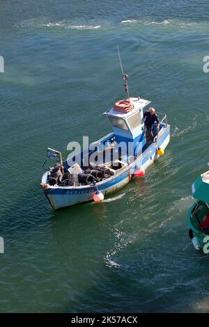 Francia, Finistère (29), bateau de pêche rentrant au port de Concarneau, cité fortifiée des XVe et XVIe siècles relanée par Vauban au XVIIe siècle Foto Stock