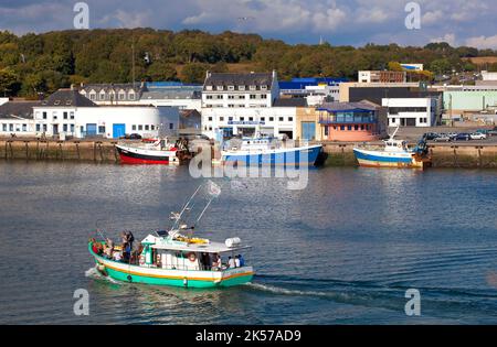 Francia, Finistère (29), bateau de pêche rentrant au port de Concarneau, cité fortifiée des XVe et XVIe siècles relanée par Vauban au XVIIe siècle Foto Stock