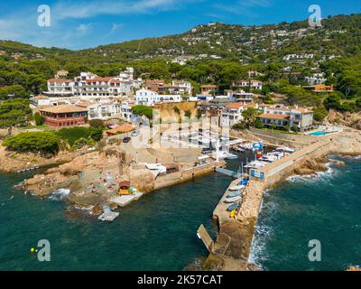 Spagna, Catalogna, Costa Brava, Begur, porto di Fornells (veduta aerea) Foto Stock